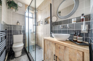 Shower room- click for photo gallery